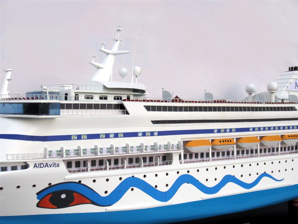 Modellschiff AIDA VITA Kreuzfahrtschiff Holzmodellschiff.de Standmodell