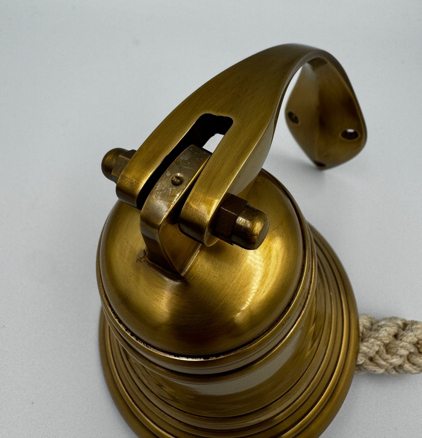 Wandglocke aus antikem Messing mit Halterung und Bändsel, Ø 10 cm