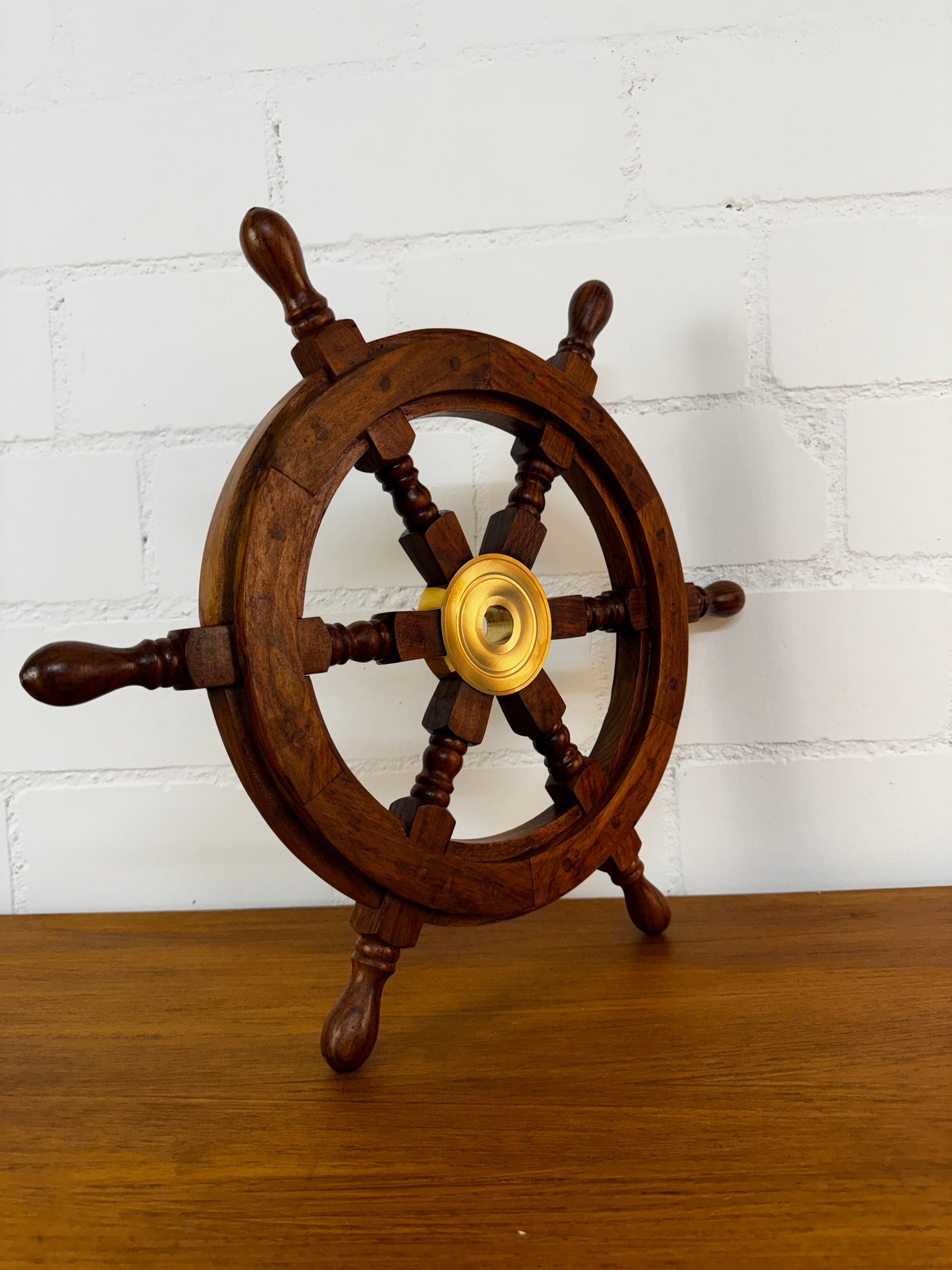 Steuerrad aus Holz mit Messingnabe und Tau