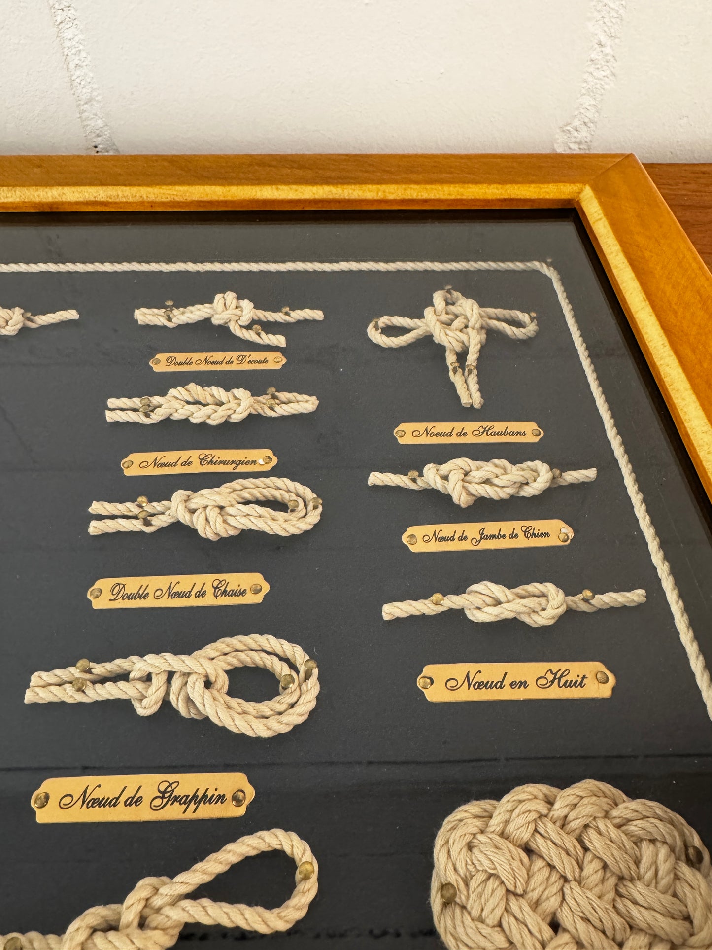 Knotentafel mit 19 Knoten Französisch Knotenbild Holz/Messing/Glas 51x31 cm