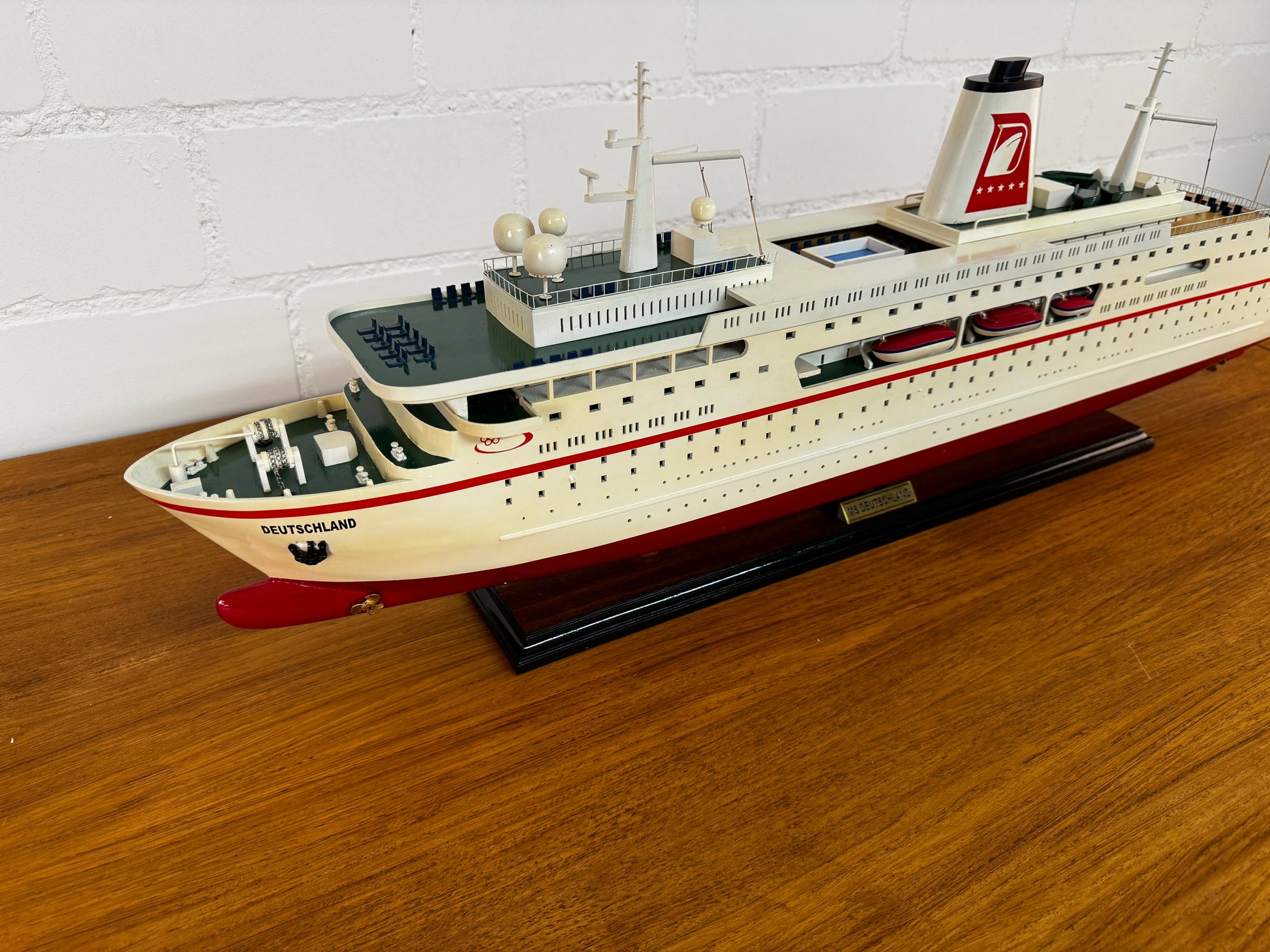 Modellschiff Kreuzfahrschiff MS Deutschland B-Ware