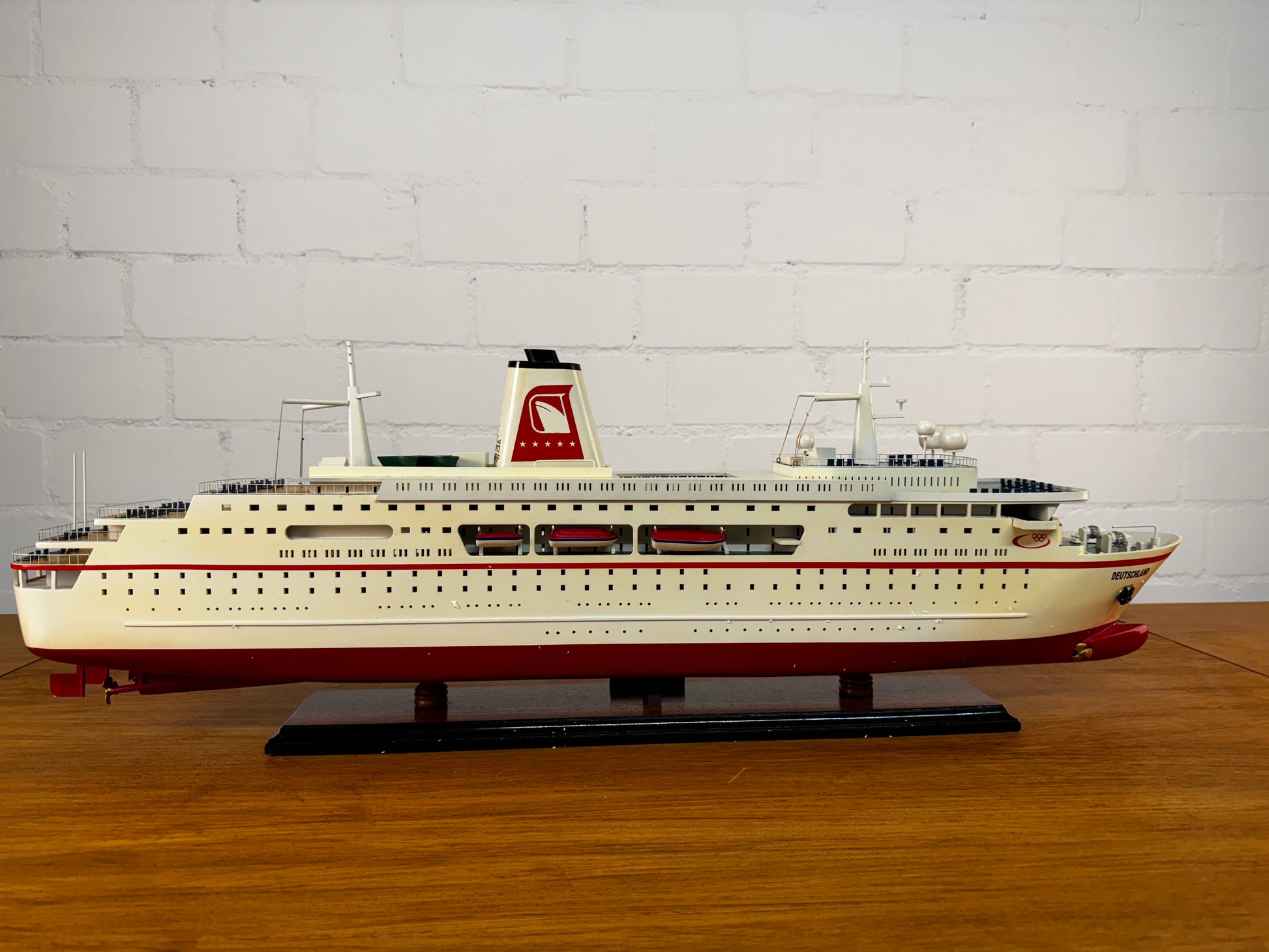 Modellschiff Kreuzfahrschiff MS Deutschland B-Ware