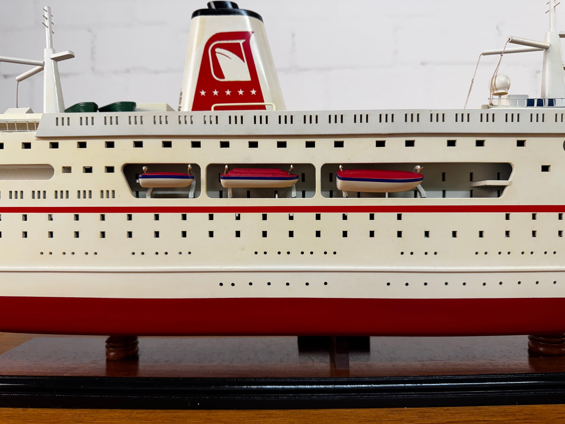 Modellschiff Kreuzfahrschiff MS Deutschland B-Ware