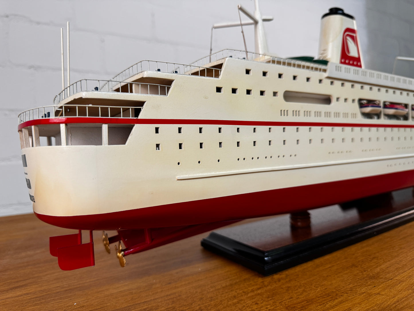Modellschiff Kreuzfahrschiff MS Deutschland B-Ware