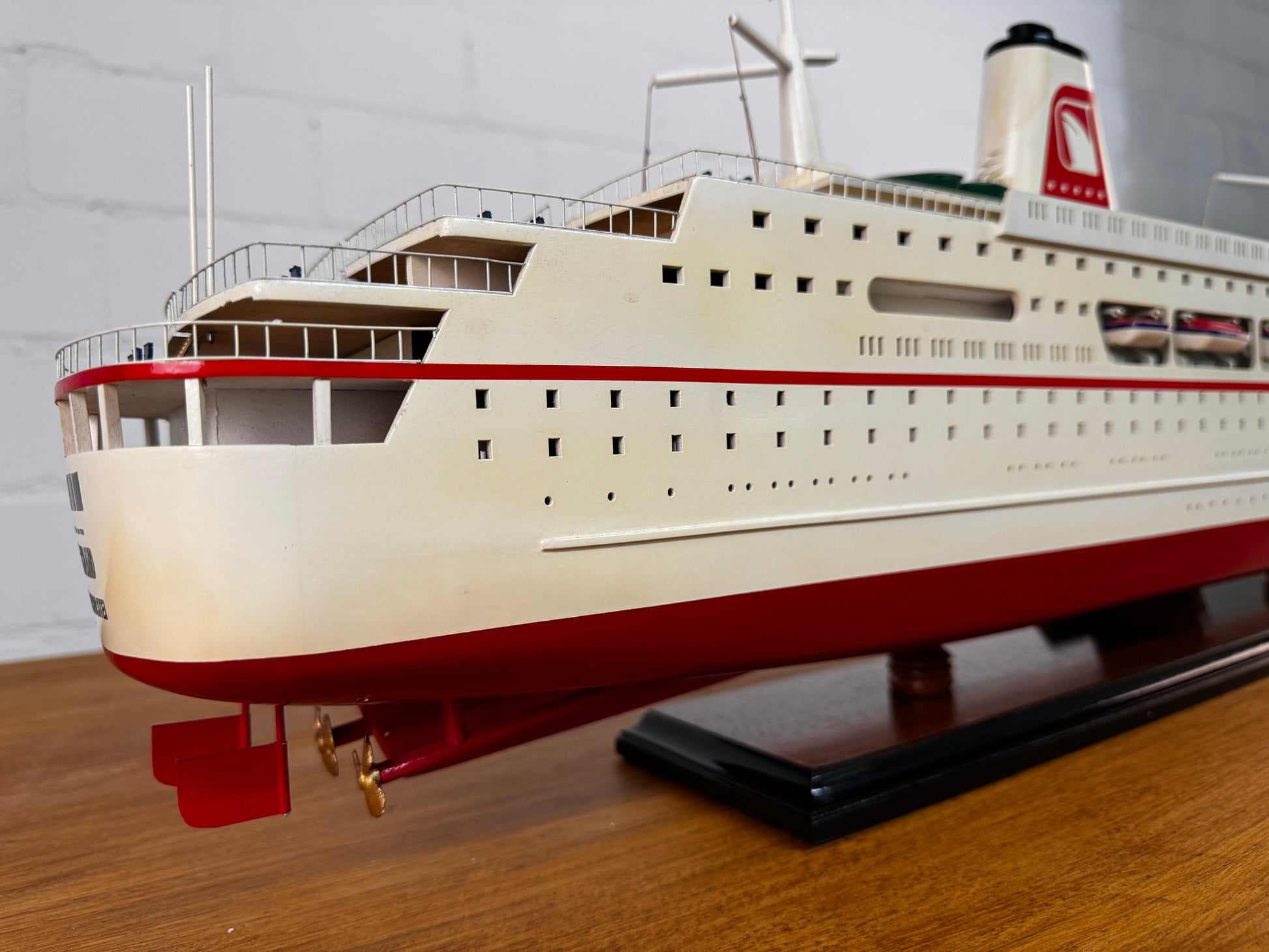 Modellschiff Kreuzfahrschiff MS Deutschland B-Ware