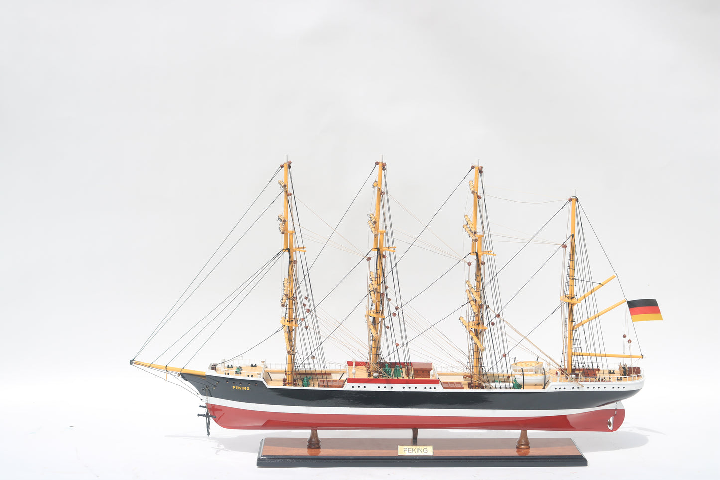 Modellschiff Peking Segel gerefft