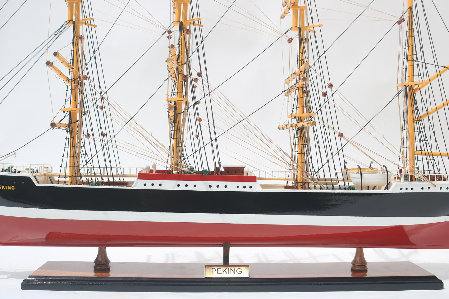 Modellschiff Peking Segel gerefft