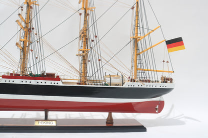 Modellschiff Peking Segel gerefft