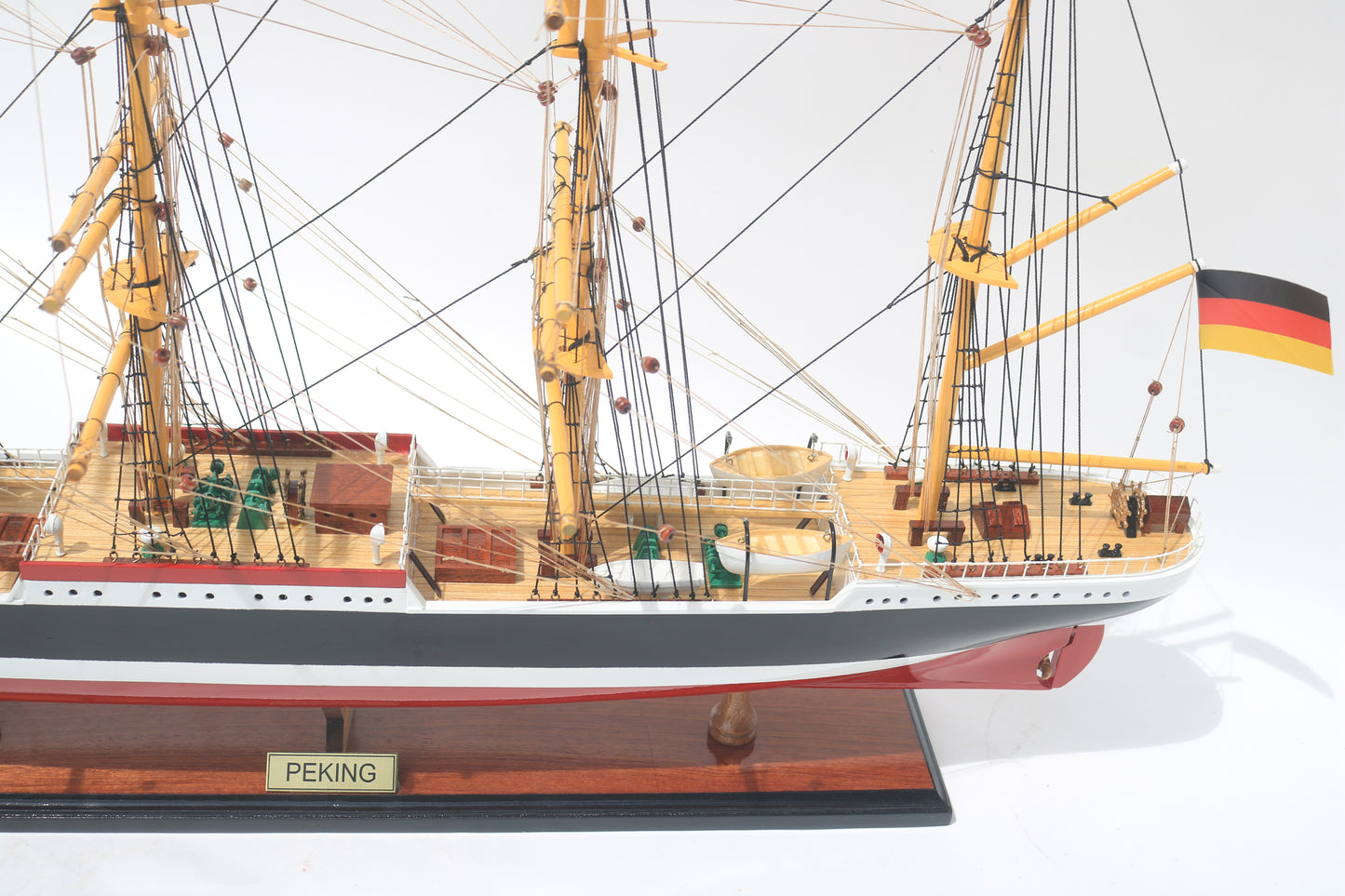 Modellschiff Peking Segel gerefft