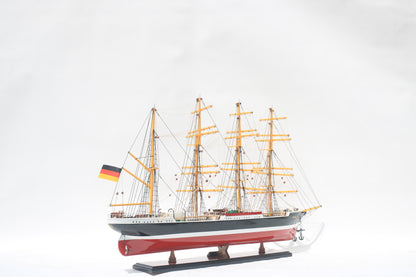 Modellschiff Peking Segel gerefft