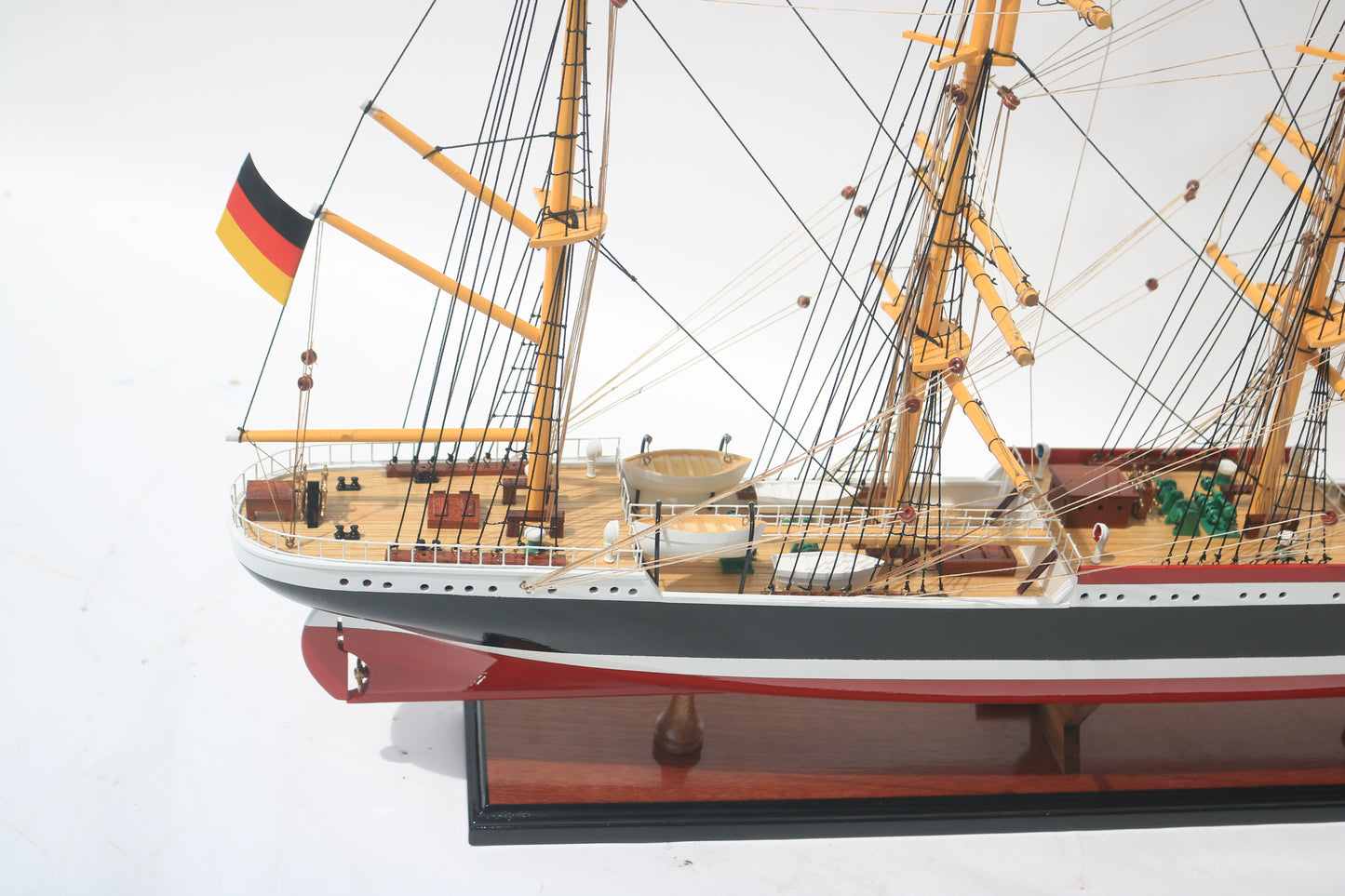 Modellschiff Peking Segel gerefft