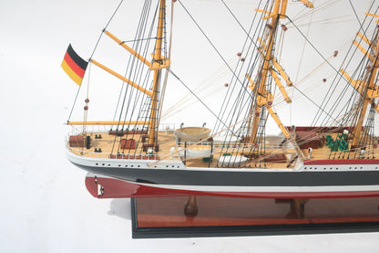 Modellschiff Peking Segel gerefft