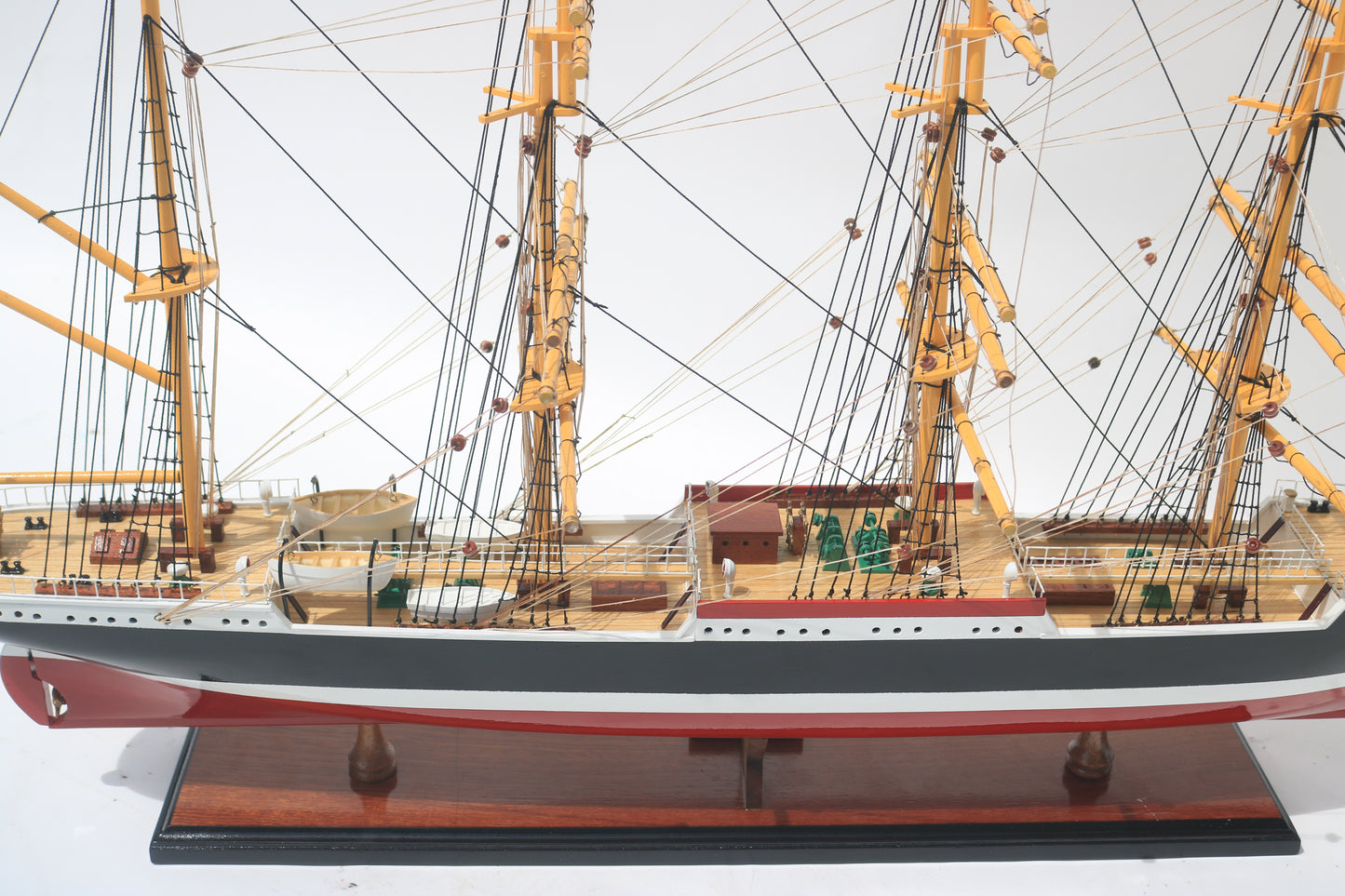 Modellschiff Peking Segel gerefft