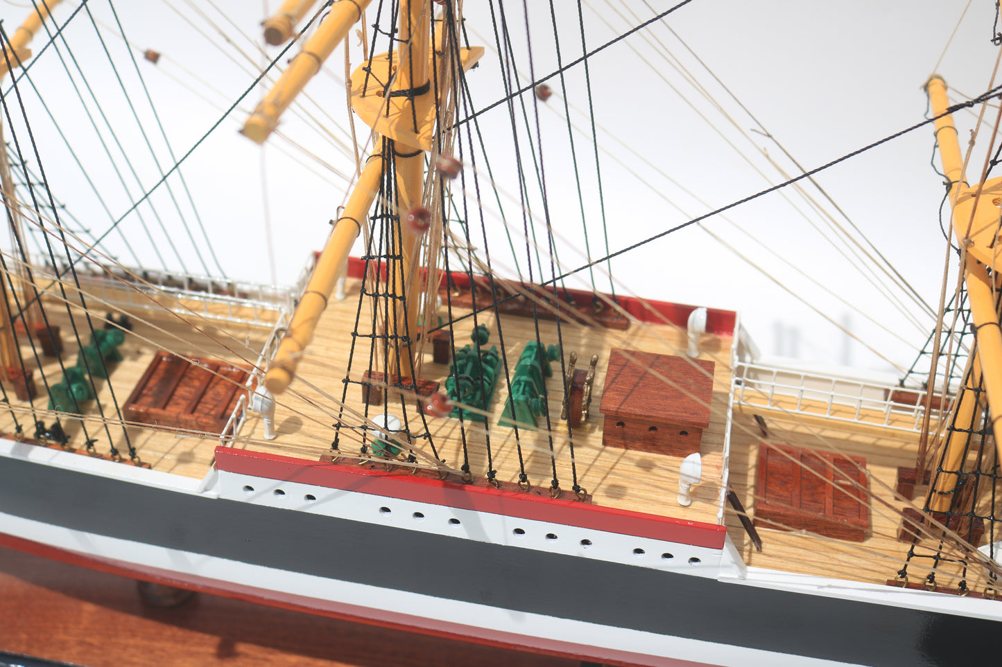 Modellschiff Peking Segel gerefft