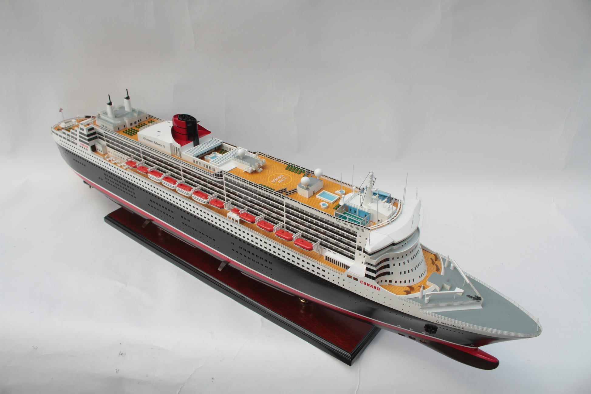 Modellschiff Kreuzfahrtschiff Queen Mary 2 